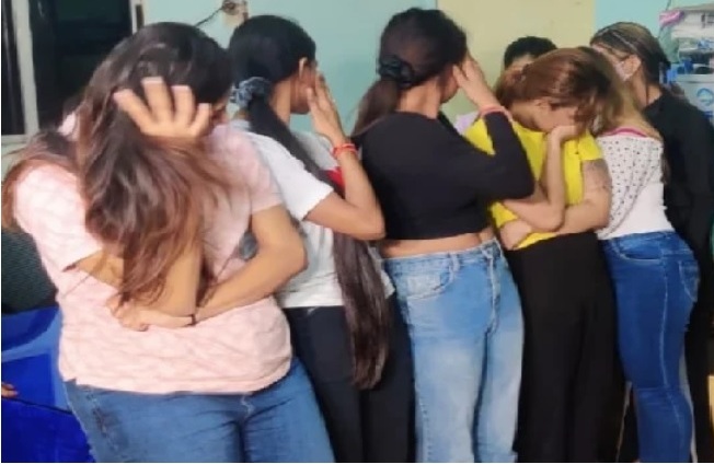 होटल शिवलोक में पुलिस ने छापेमारी कर हाई प्रोफाइल सेक्स रैकेट के धंधे का  किया खुलासा : छापेमारी में 4 जोड़े आपत्तिजनक अवस्था में मिले